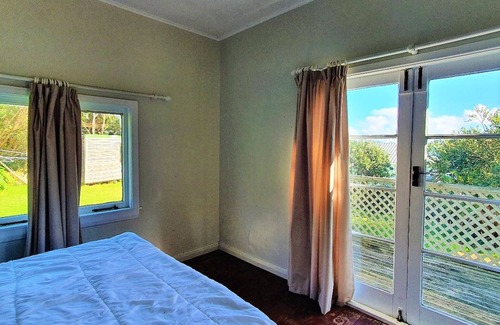 Rawene House | Bach with beautiful harbour views in historic Rawene village.