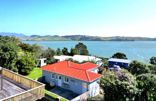 Rawene House | Bach with beautiful harbour views in historic Rawene village.