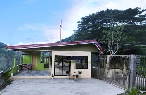 Urdaneta City Apartment | Bachelor Pad w/NetFlix,Halfcourt and unlimited Wifi