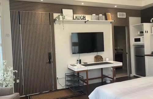 Doon South House | Bachelor suite with private entrance