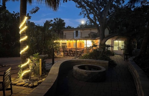 Town N County Park House | Bachelor, Weddings, College reunions, 2 houses on 1 acre nature freedom, swimspa