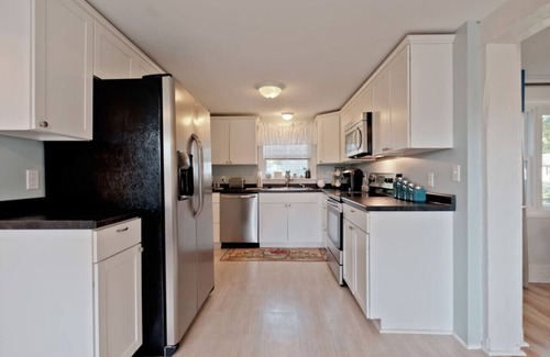 Back Cove Apartment | Back Cove - Large Sunny 2 Bedroom Condo