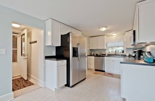 Back Cove Apartment | Back Cove - Large Sunny 2 Bedroom Condo