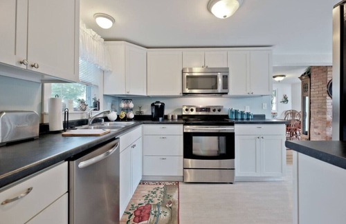 Back Cove Apartment | Back Cove - Large Sunny 2 Bedroom Condo
