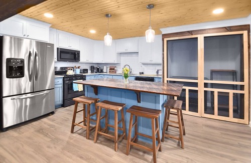 New London House | Back Dat Boat Up Lakehouse
