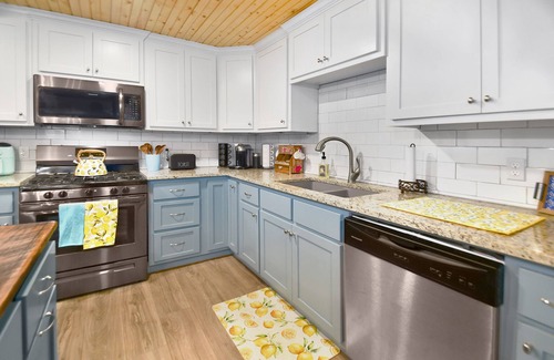 New London House | Back Dat Boat Up Lakehouse