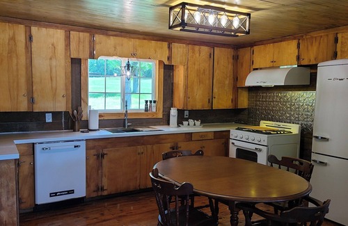 Hemphill House | Back in time 1940s Lakeview House just steps from the lake.