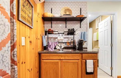 Blossvale Apartment | Back of the Koozy Kottage w/ Kayaks and bikes!
