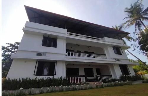 Vyttila Villa | Backwater facing villa in Vytilla, Kochi