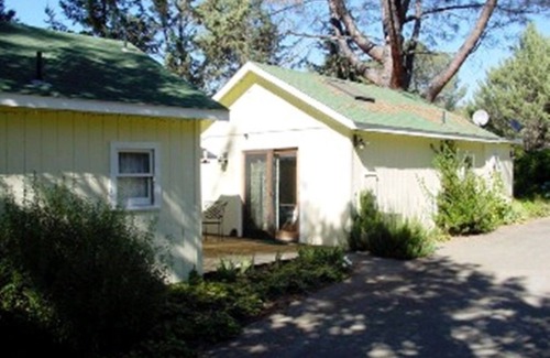 Middletown Cottage | Backyard Garden Oasis