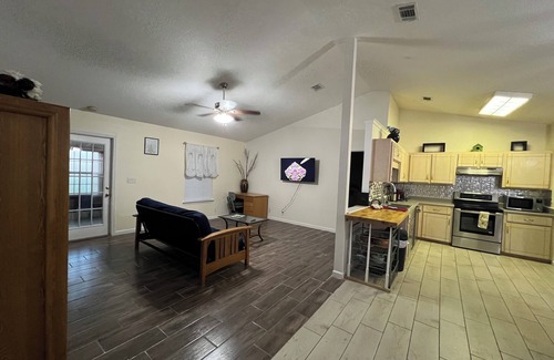 Kingsland House | Backyard lake,near I- 95,To zoo,cumberland park,kingsbay base navy base,beaches