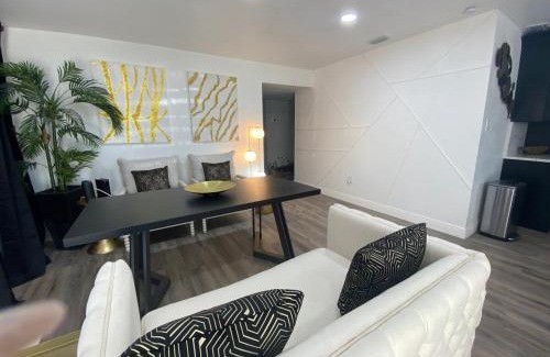 Tampa House | Backyard Modern Zen Retreat with Inside Modern Vibe