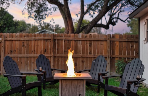 North San Antonio - SAT House | Backyard Oasis ~ Heated Pool ~ Hot Tub ~ Game Room ~ Outdoor Bar ~ Fire Pit