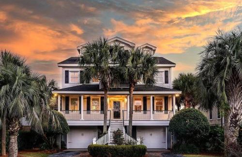 Isle of Palms House | Backyard Oasis- Steps 2 Beach, Private Pool & Bar, Sleeps 16, 7 Bedrooms 5 and a half bathrooms "The Lucky Penny"
