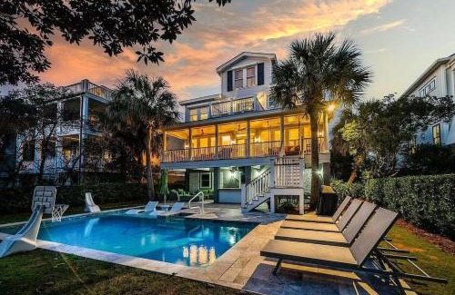 Isle of Palms House | Backyard Oasis- Steps 2 Beach, Private Pool & Bar, Sleeps 16, 7 Bedrooms 5 and a half bathrooms "The Lucky Penny"