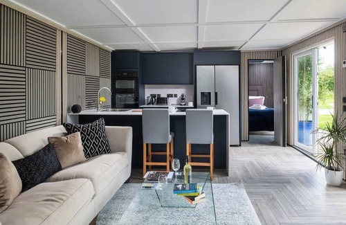 Malmesbury Apartment | Badgers Sett | Hot Tub Stay in the Cotswolds