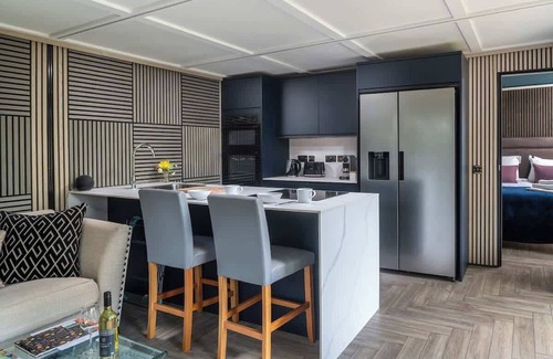 Malmesbury Apartment | Badgers Sett | Hot Tub Stay in the Cotswolds
