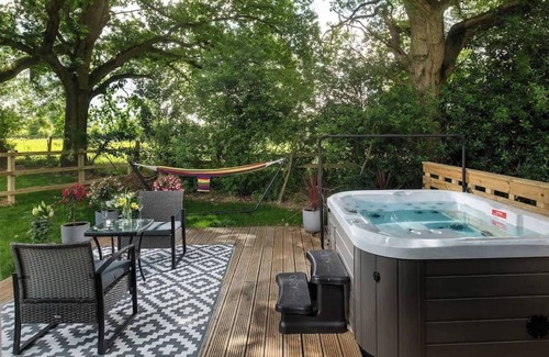 Malmesbury Apartment | Badgers Sett | Hot Tub Stay in the Cotswolds