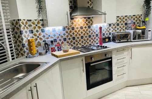 Bagshot Apartment | Bagshot 2 Bed 1 Bath Pennyhill Ascot Wentworth Pets OK Parking Ground Floor