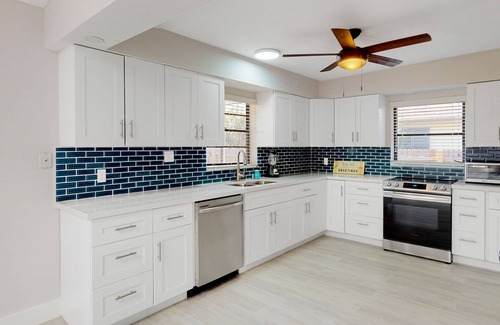 Fort Myers Shores House | Bahama Breeze | Waterfront House in Ft. Myers