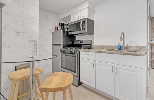 East Side Apartment | Bahama Mama Studio Suite