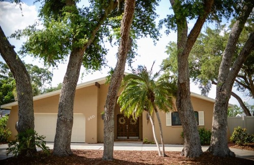 South Venice House | Bahama Villa - Minutes to Venice Beaches-ping-pong-pickle ball court-game room