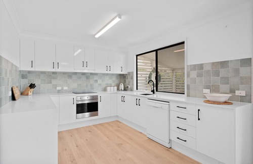 East Ballina House | Bailey's Beach House - Original East Ballina Beach House With Ocean Glimpses
