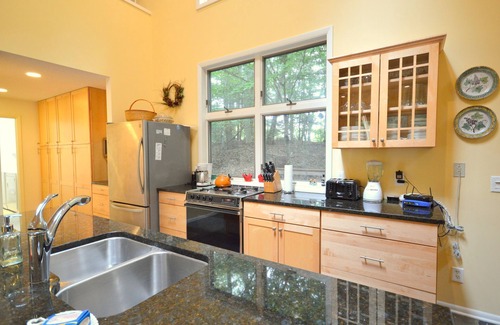 Norton Shores House | Bailey's Beach Retreat | 3 Bed, 3 Bath