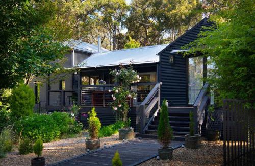 Wheatsheaf House | Bainbridge House-beautiful home in native bush