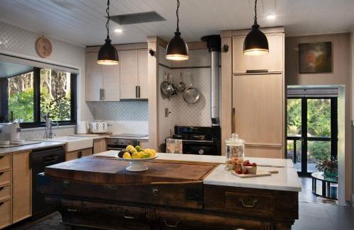 Wheatsheaf House | Bainbridge House-beautiful home in native bush