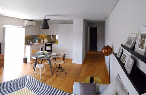 Misericordia Apartment | BAIRRO BICA- Apartment by the river - Air Conditioning/Elevator- Up to 3 pax+baby