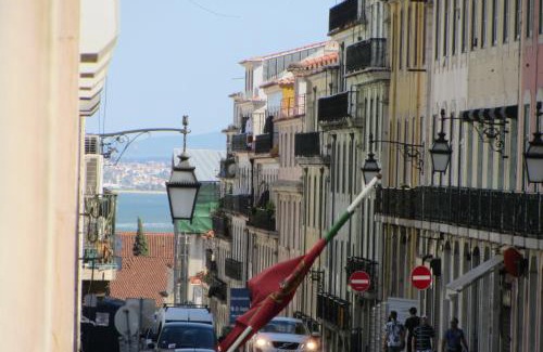 Sao Cristovao e Sao Lourenco Apartment | Baixa Sunny apartment with a View!