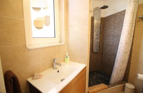Sao Cristovao e Sao Lourenco Apartment | Baixa Sunny apartment with a View!