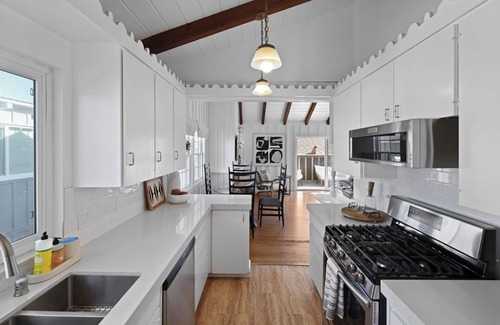 Balboa Island House | Balboa Lodge, Steps from Island Ferry to Beach - newly updated with A/C