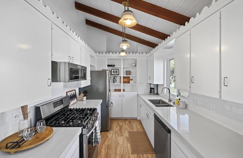 Balboa Island House | Balboa Lodge, Steps from Island Ferry to Beach - newly updated with A/C