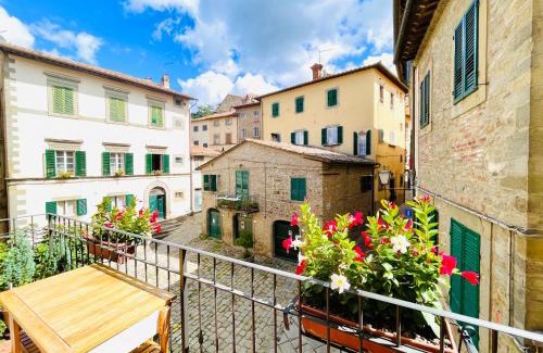 Cortona Old Town Apartment | Balcone Fiorito, nel cuore del centro storico di Cortona