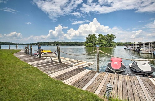Hot Springs Apartment | Balcony and Lake Access Hot Springs Getaway!