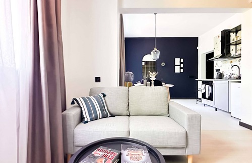 Oborishte Apartment | Balcony Bliss + Smart TV + Walk to Metro and Park