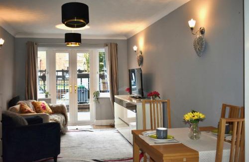 Reading Apartment | Balcony Breeze - City Centre FREE Parking Available