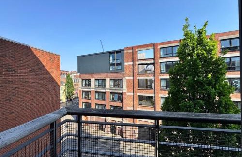Chinatown Apartment | Balcony Free Parking Huge TV City Centre Apt