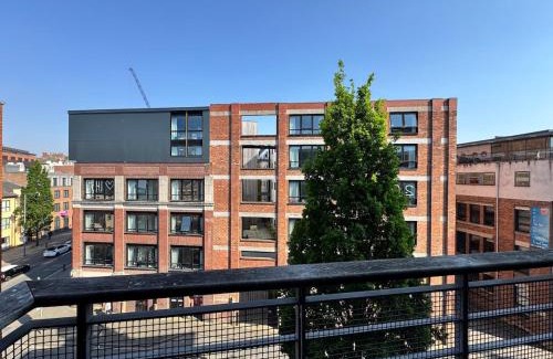 Chinatown Apartment | Balcony Free Parking Huge TV City Centre Apt