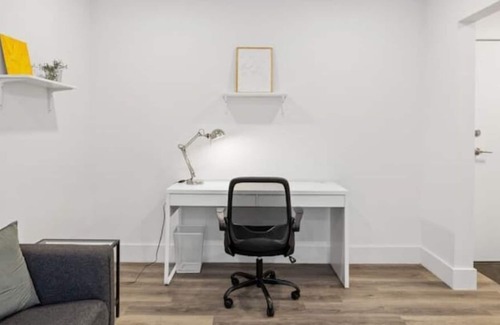 Cote-Des-Neiges—Notre-Dame-De-Grace Apartment | Balcony Hdtv Office Chair+desk Self Check-in
