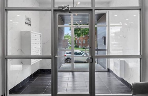 Cote-Des-Neiges—Notre-Dame-De-Grace Apartment | Balcony Hdtv Office Chair+desk Self Check-in