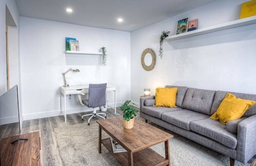 Cote-Des-Neiges—Notre-Dame-De-Grace Apartment | Balcony Hdtv Office Chair+desk Self Check-in