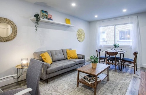 Cote-Des-Neiges—Notre-Dame-De-Grace Apartment | Balcony Hdtv Office Chair+desk Self Check-in