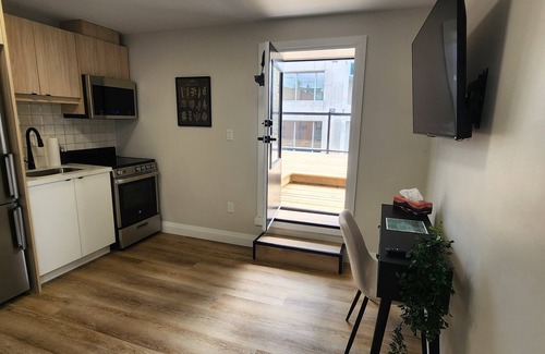 Kitchener Apartment | Balcony Studio Unit Queen Bed overlooking the city in Prime Downtown Location