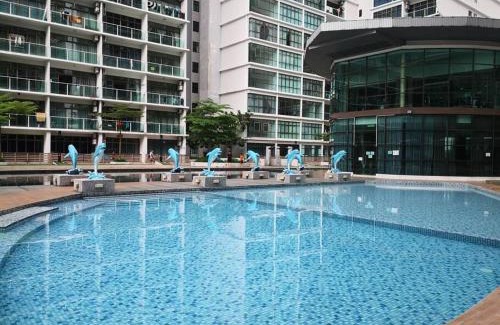 Taman Mount Austin Apartment | Balcony Suite Palazio Mount Austin by Foxie Bed
