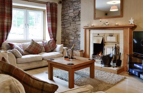 Glenisla House | Baldowrie Farm Cottage