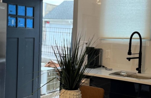 Baldwin Apartment | Baldwin's Bijou Studio Apartment w/a/c, queen bed