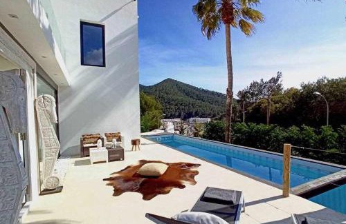 Santa Eulalia del Rio Villa | Balinese Villa near the beach outdoor jacuzzi